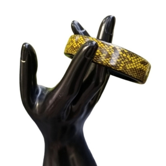 VINTAGE YELLOW & BLACK SNAKESKIN PATTERN NECKLACE, EARRINGS & BRACELET SET - Picture 6 of 8